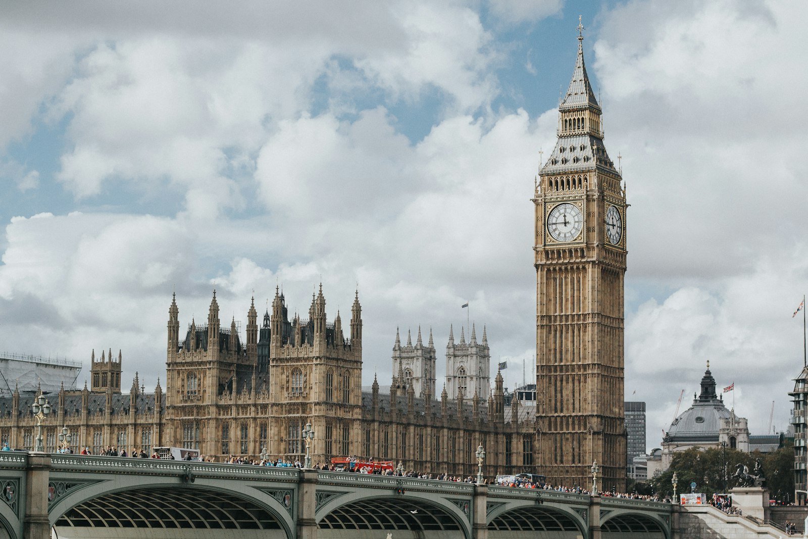 英國內政大臣宣布重啟難民安置計畫：優先阿富汗婦女與巴勒斯坦人，社區擔保10月開放申請